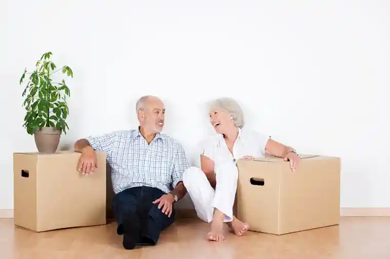 Lachendens älteres Paar beim Seniorenumzug